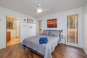 2 bedrooms, desk, WiFi, bed sheets