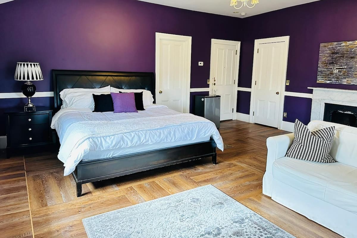 Tabla de planchar con plancha, wifi gratis y ropa de cama