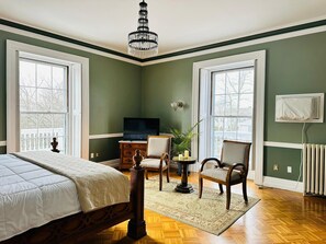 Habitación Deluxe | Tabla de planchar con plancha, wifi gratis, ropa de cama