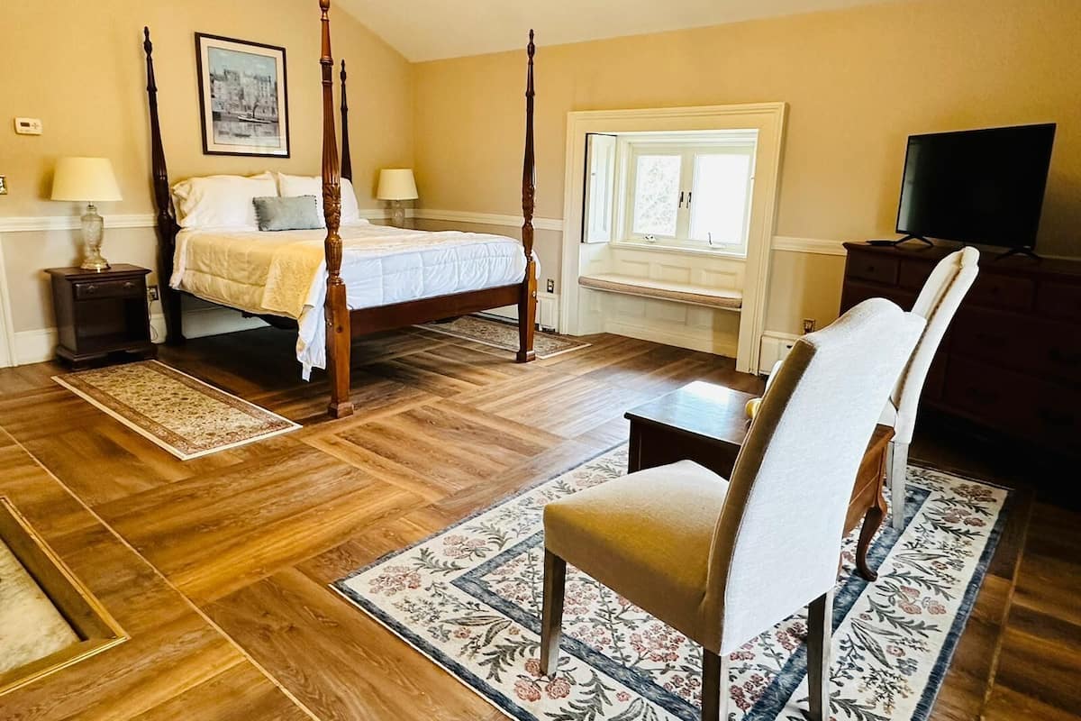 Tabla de planchar con plancha, wifi gratis y ropa de cama