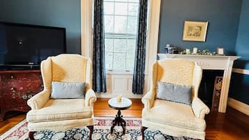 Deluxe Room | Iron/ironing board, free WiFi, bed sheets