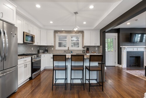 Walkable Coffee, Restaurants, Shops, and Grocery! Huge backyard.