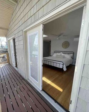 3 bedrooms, desk, iron/ironing board, travel crib