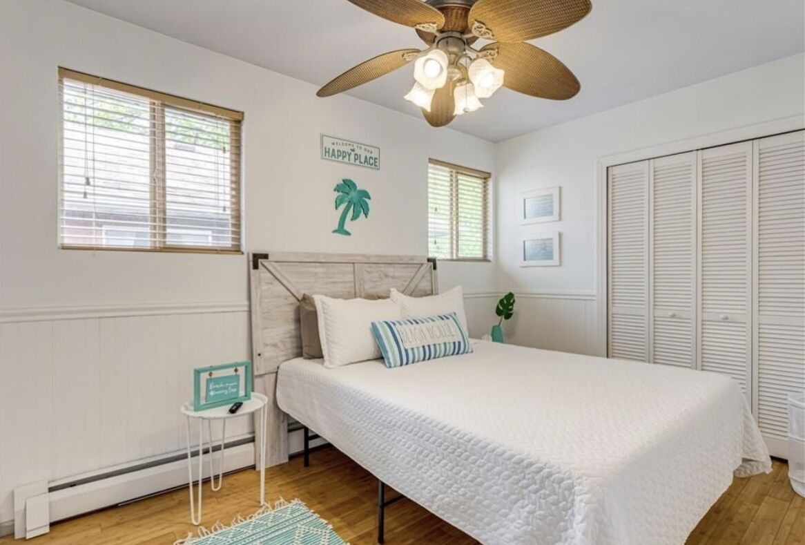 3 chambres, bureau, fer et planche à repasser, lit de bébé portatif