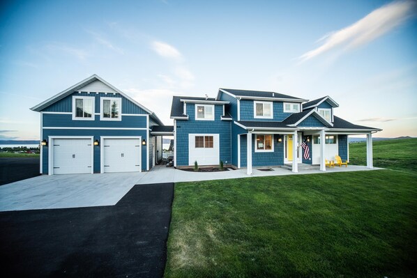 Exterior - Stunning 10 bedroom Lakeview Retreat! In the middle of Garden City! Ideal Beach! (Garden City)