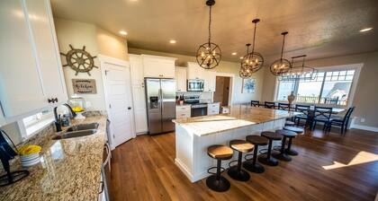 Stunning 10 bedroom Lakeview Retreat! In the middle of Garden City! Ideal Beach!