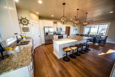 Stunning 10 bedroom Lakeview Retreat! In the middle of Garden City! Ideal Beach!