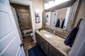 Hair dryer, towels, soap, shampoo - Stunning 10 bedroom Lakeview Retreat! In the middle of Garden City! Ideal Beach! (Garden City)
