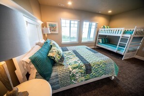 10 bedrooms, iron/ironing board, travel cot, WiFi - Stunning 10 bedroom Lakeview Retreat! In the middle of Garden City! Ideal Beach! (Garden City)