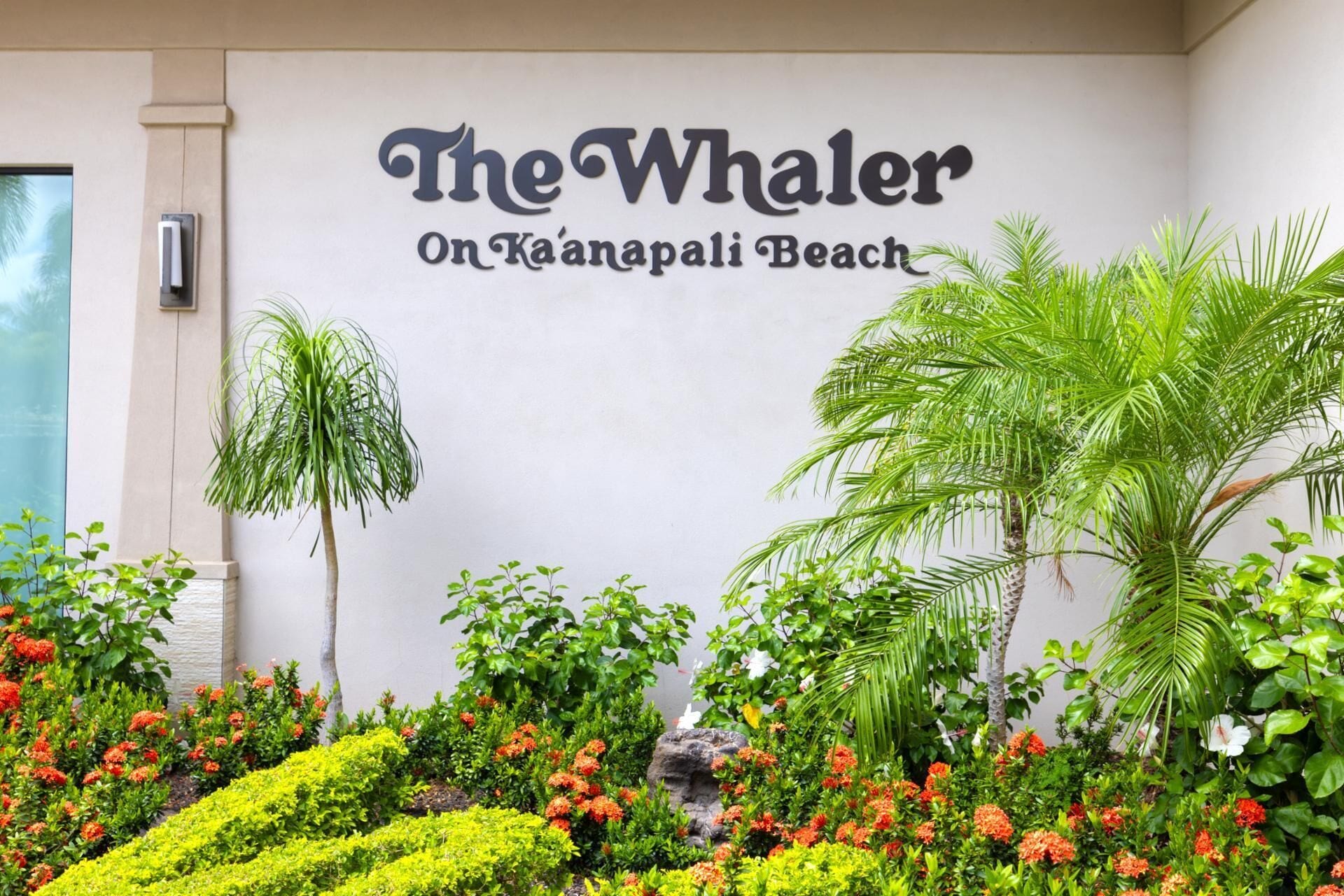 Skilt for "The Whaler On Ka'anapali Beach" med en frodig have foran.