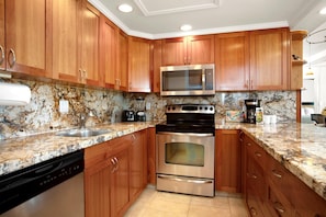 Condo (1 Bedroom) | Private kitchen | Fridge, microwave, oven, coffee/tea maker
