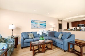 คอนโด (2 Bedrooms) | ห้องนั่งเล่น | ทีวี