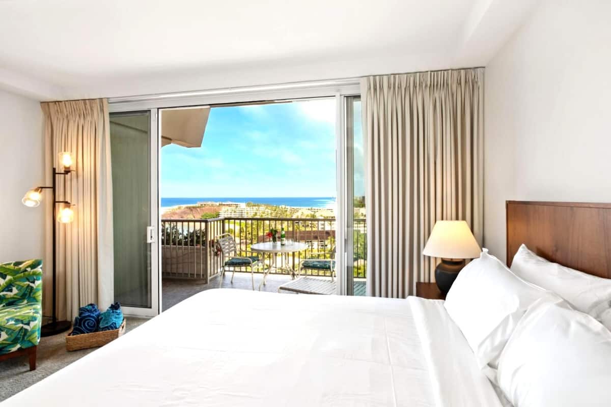 1 habitación, tabla de planchar con plancha y ropa de cama