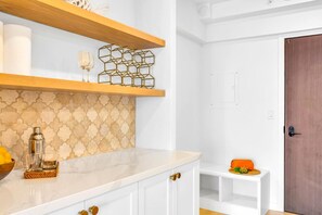 Appartement (1 Bedroom) | Privékeuken | Een koelkast, een microgolfoven, een oven