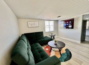 Smart TV, fireplace