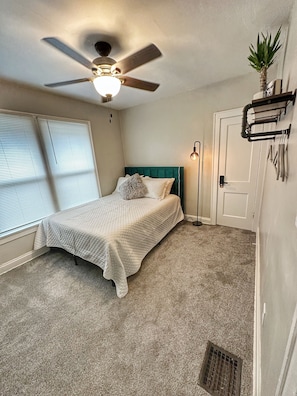 3 bedrooms, in-room safe, desk, iron/ironing board
