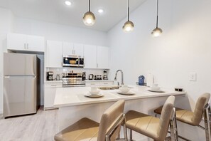 Réfrigérateur, micro-ondes, four, plaque de cuisson