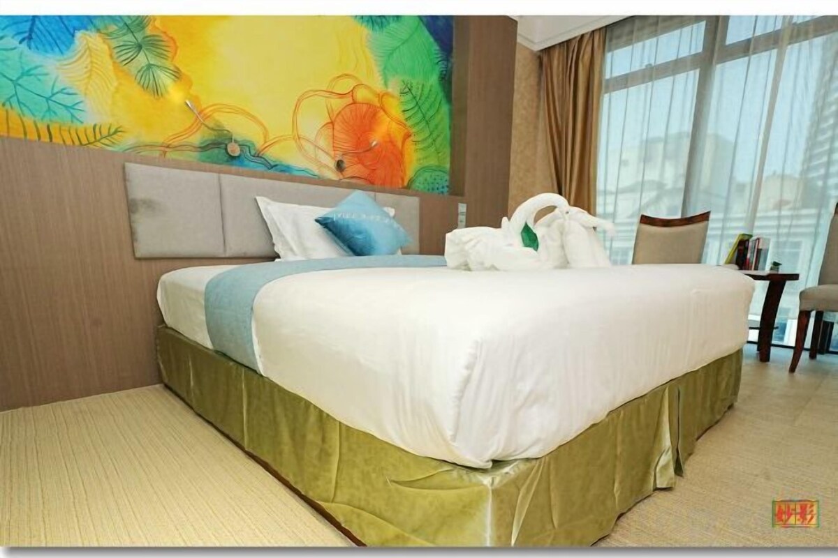 Premium bedding, down comforters, in-room safe, desk