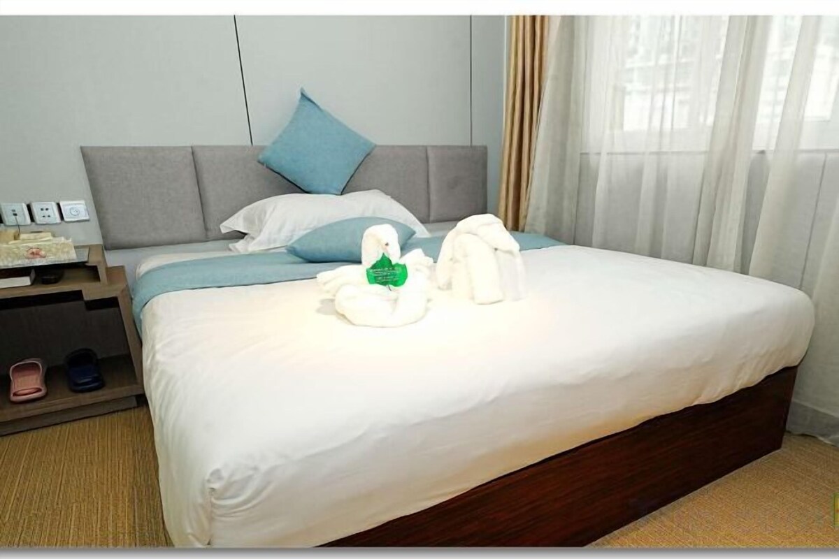 Premium bedding, down comforters, in-room safe, desk