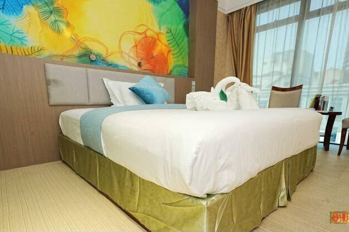 Premium bedding, down comforters, in-room safe, desk