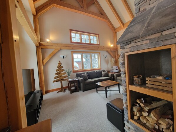 Téléviseur connecté, foyer, livres, écran d’ordinateur