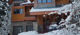 Gunners Lodge - True Ski-In/Ski-Out, Hot Tub, Sleeps 13