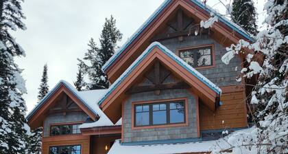 Gunners Lodge - True Ski-In/Ski-Out, Hot Tub, Sleeps 13
