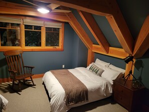 3 chambres, bureau, fer et planche à repasser, lit de bébé portatif