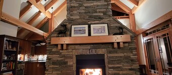 Gunners Lodge - Kicking Horse True Ski in/ Ski Out