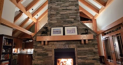 Gunners Lodge - Kicking Horse True Ski in/ Ski Out