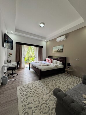 2 室のベッドルーム、デスク、旅行用ベビーベッド、WiFi (無料)