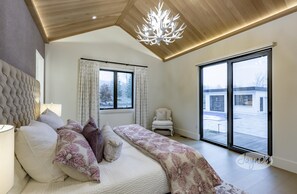 5 bedrooms, WiFi - Stunning new 5 bedroom, 5 bath home on the Escarpment! (Clarksburg)