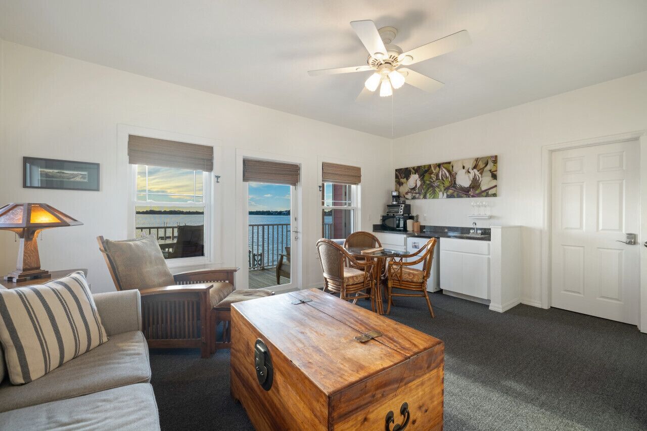 Una Smart TV, libros, una oficina