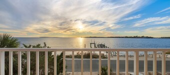 * Gulf view * Sunsets * King bed * Stilt house * Waterfront *