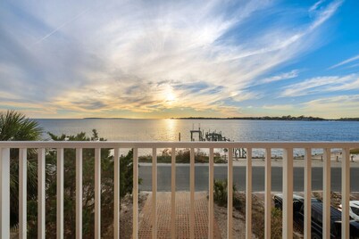 * Gulf view * Sunsets * King bed * Stilt house * Waterfront *