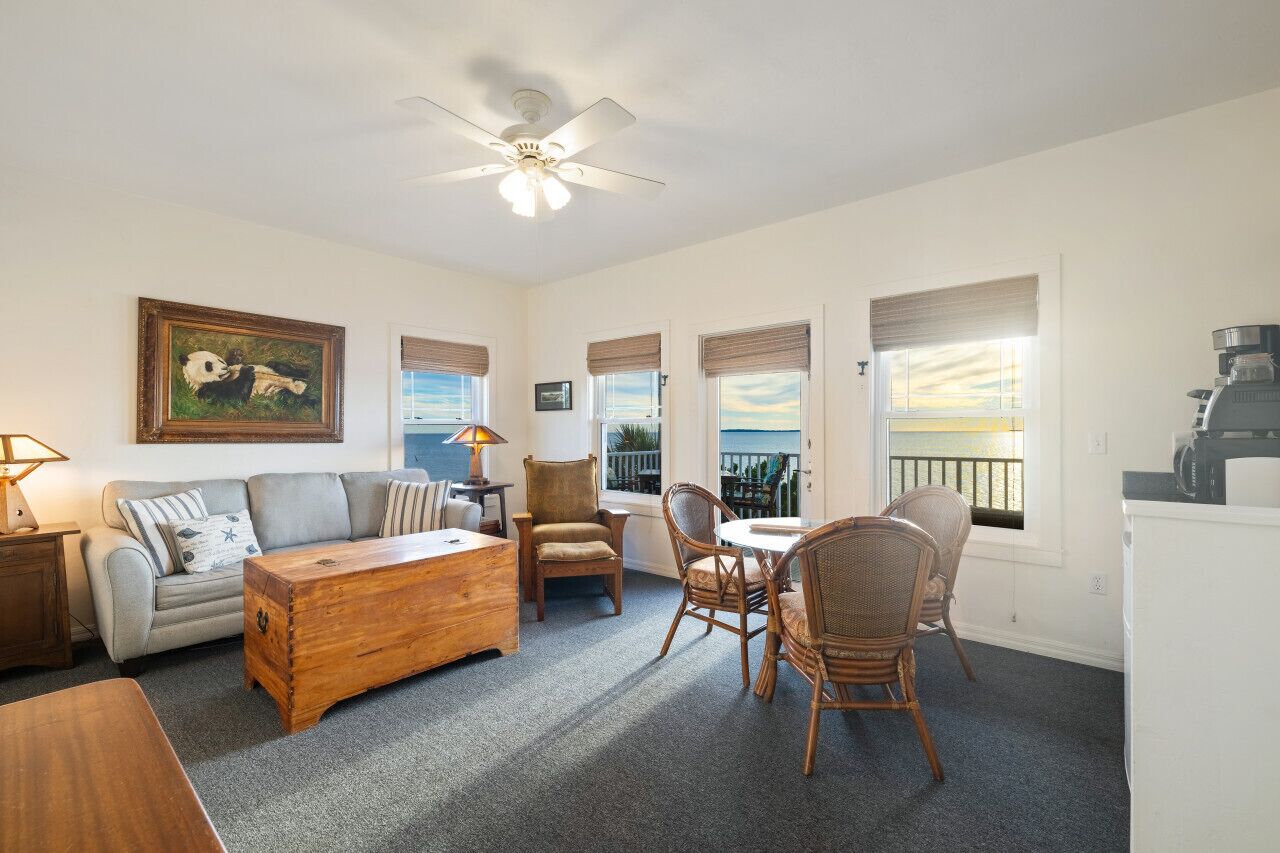 Smart TV, libros y oficina 