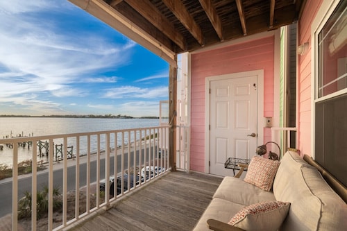 * Gulf view * Sunsets * King bed * Stilt house * Waterfront *