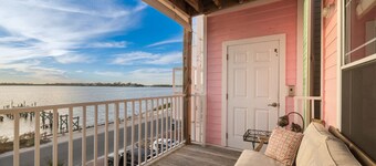 * Gulf view * Sunsets * King bed * Stilt house * Waterfront *