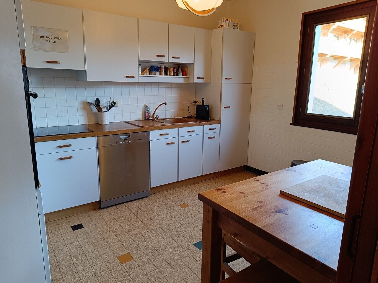 Kahvin-/teenkeitin, jääkaappi, mikroaaltouuni, uuni