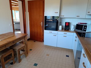 Wasserkocher mit Kaffee-/Teezubehör, Kühlschrank, Mikrowelle, Ofen