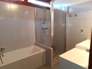 Dusche, Haartrockner, Handtücher