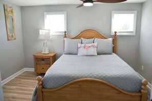 4 bedrooms, iron/ironing board, travel crib, WiFi - 4BR Historic Home Private Dock Fishing (Davis)