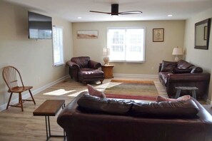TV, offices - 4BR Historic Home Private Dock Fishing (Davis)