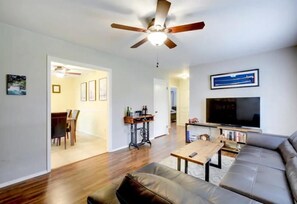 Living area - Spacious Two Bedroom Home Close to Downtown (Austin)