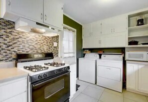 Private kitchen - Spacious Two Bedroom Home Close to Downtown (Austin)