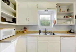 Private kitchen - Spacious Two Bedroom Home Close to Downtown (Austin)