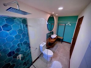 Serviettes fournies, savon, papier toilette