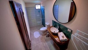 Un bagno moderno con il water, un lavandino e uno specchio.