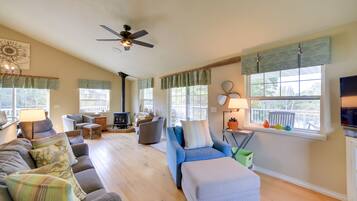 Tv, eldstad, dvd-spelare och böcker