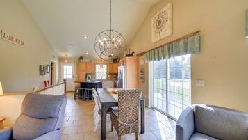 Tv, eldstad, dvd-spelare och böcker